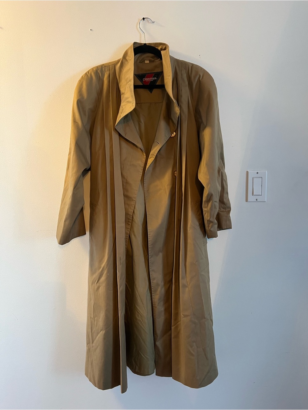 Classic Women's Tan Trench Coat Medium